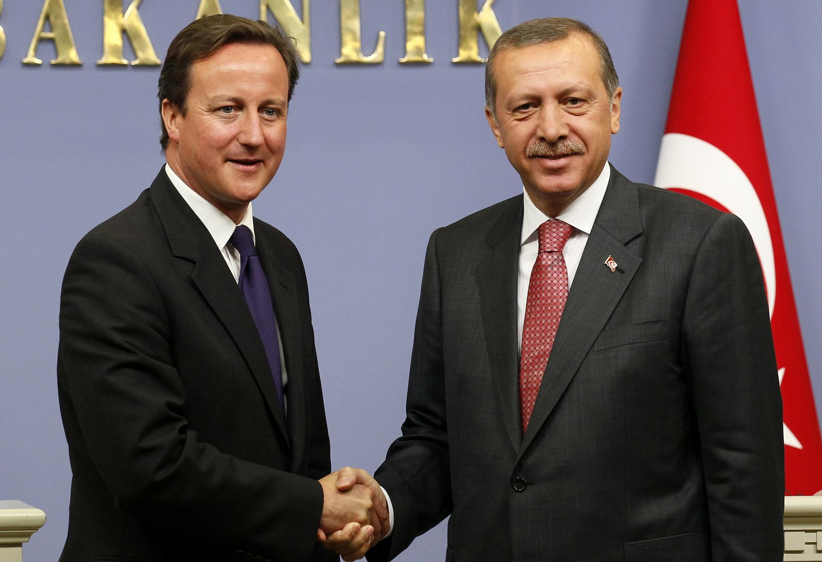 El primer ministro británico, David Cameron (i), junto a su homólogo turco, Tayyip Erdogan