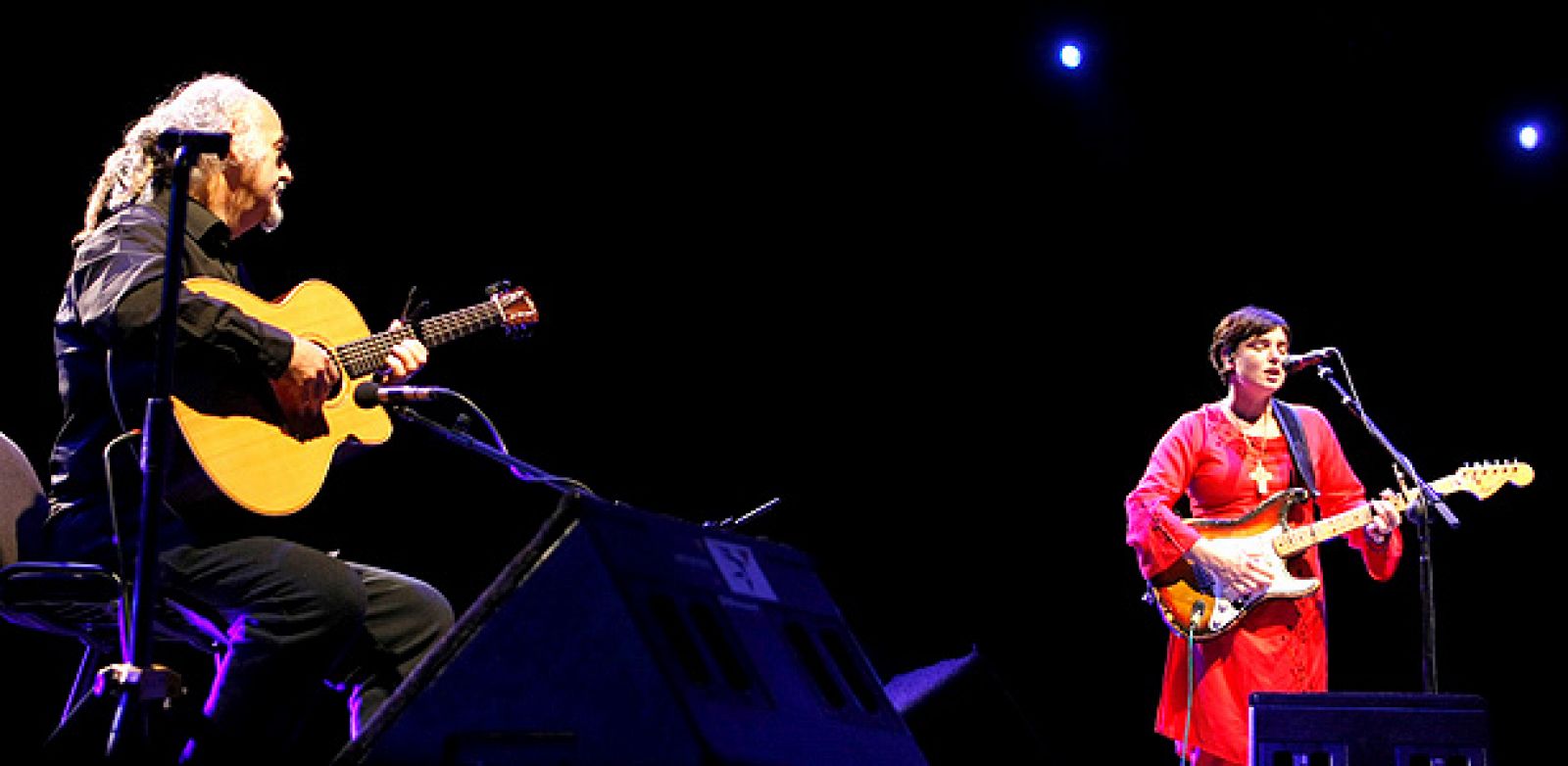 La cantante irlandesa Sinéad O'Connor y su marido, el guitarrista Steve Clooney (i), durante el concierto ofrecido esta noche en el Escenario Puerta del Ángel, en Madrid, dentro de la programación de Los Veranos de la Villa