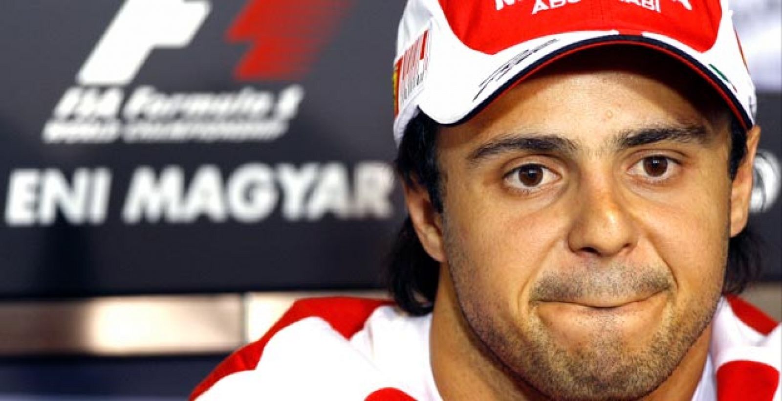 El piloto de Ferrari, Felipe asiste a una conferencia de prensa en el circuito de Hungaroring.