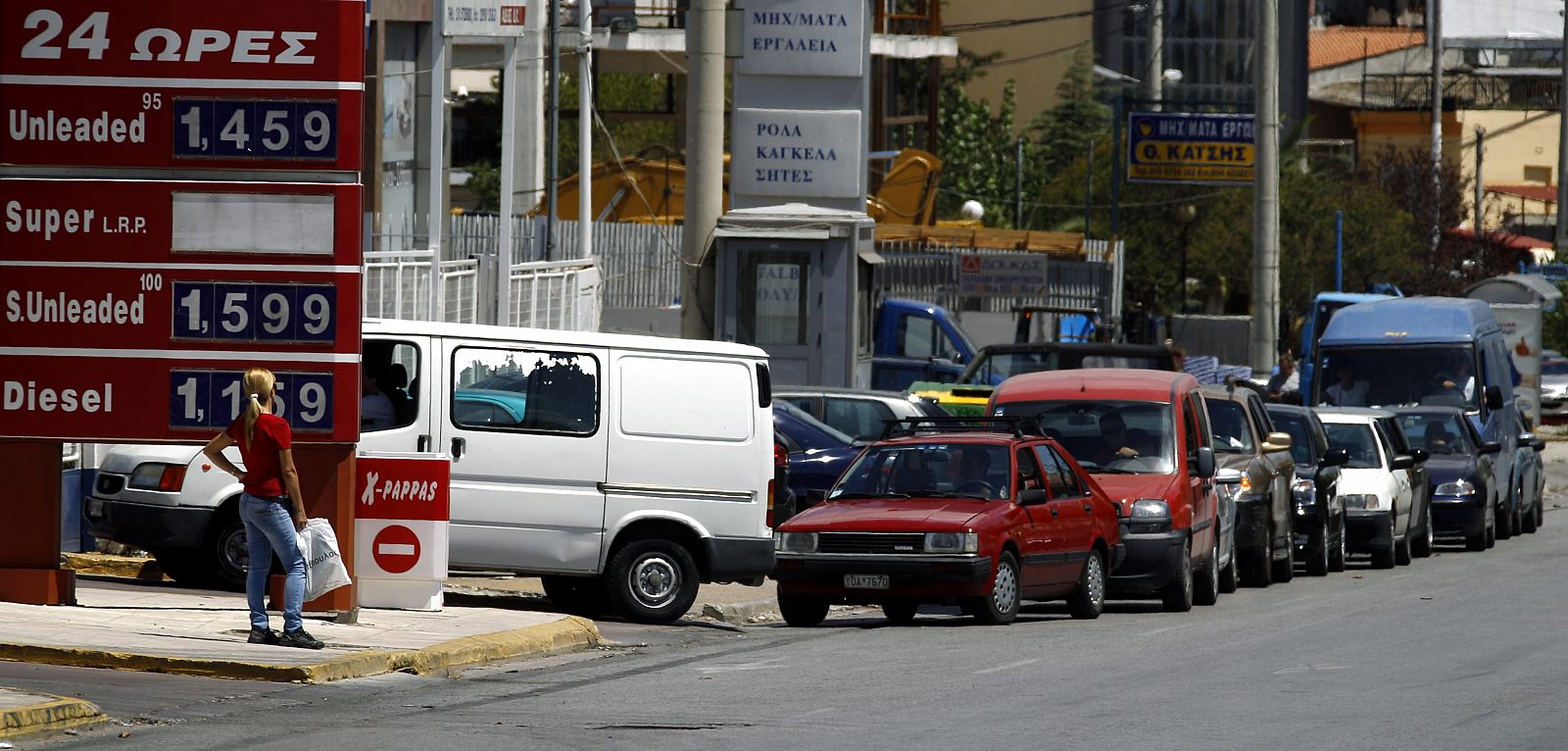 Colas de coches repostando en una gasolinera de Atenas (Grecia)