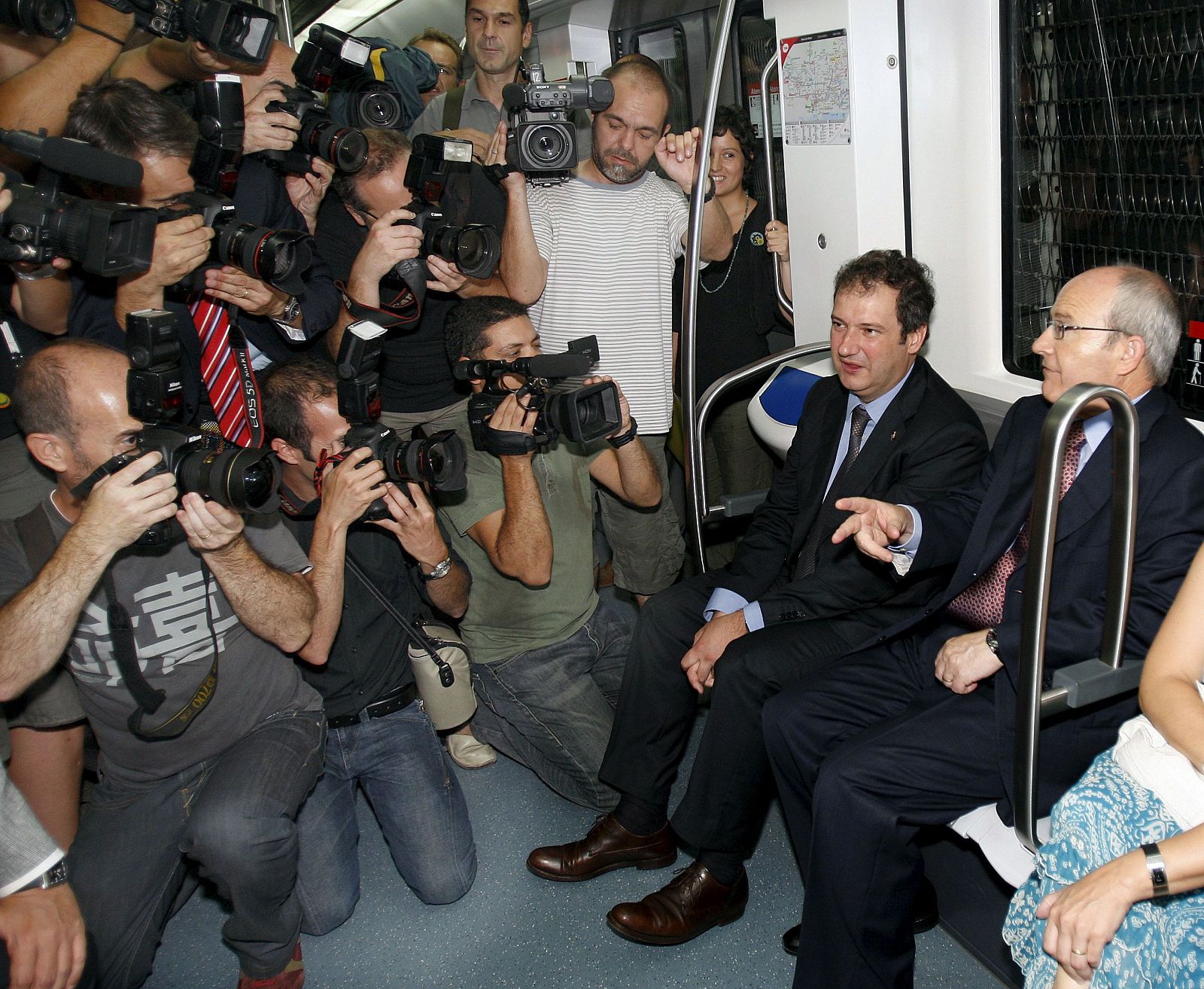 El presidente de la Generalitat, Jose Montilla (d), y el alcalde de Barcelona, Jordi Hereu, inauguran la estación de metro del Carmel