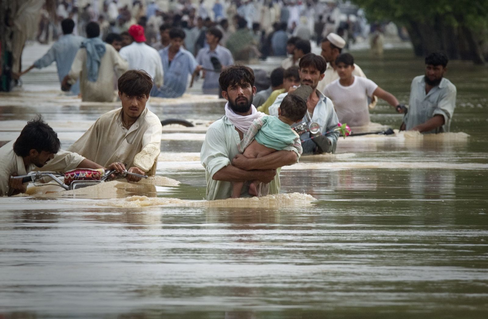 Paquistaníes tratando de avanzar entre las aguas que ha dejado el monzón