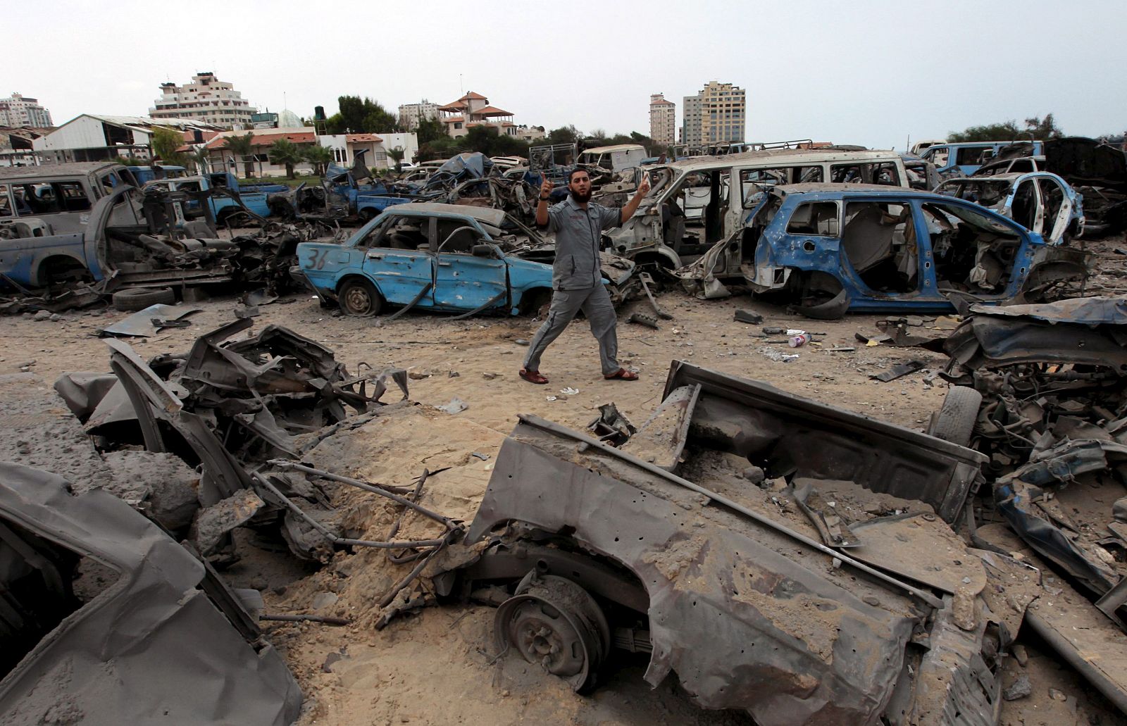 Varios palestinos inspeccionan la zona de seguridad de Hamás destruida tras un ataque aéreo israelí.