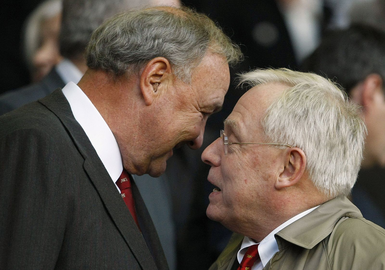 Los copropietarios del Liverpool, Tom Hicks y George Gillett hablan durante un encuentro de la Premier.