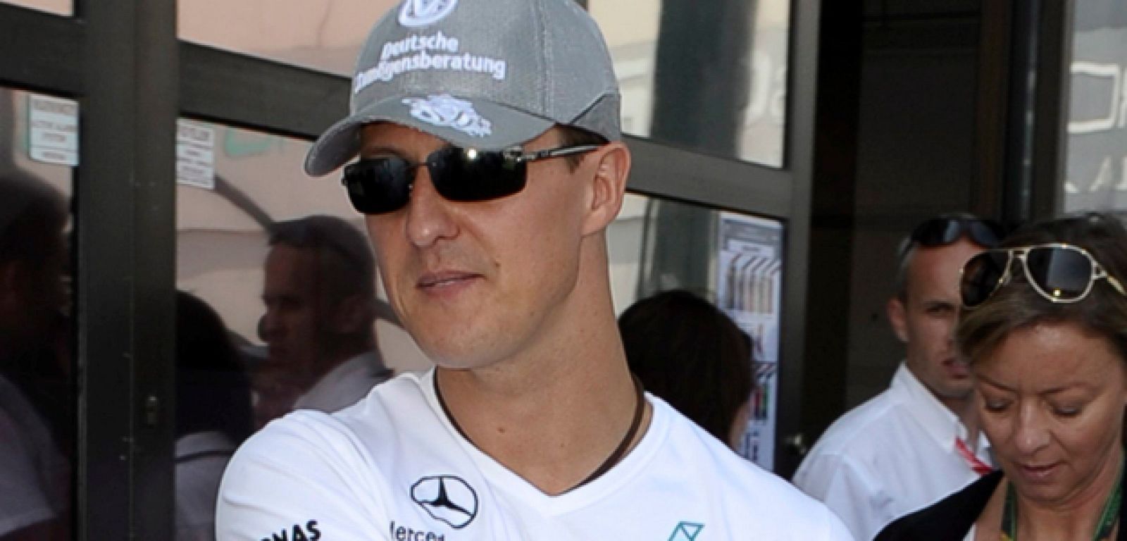 El piloto alemán Michael Schumacher, de Mercedes GP, en el "paddock" del circuito Hungaroring.
