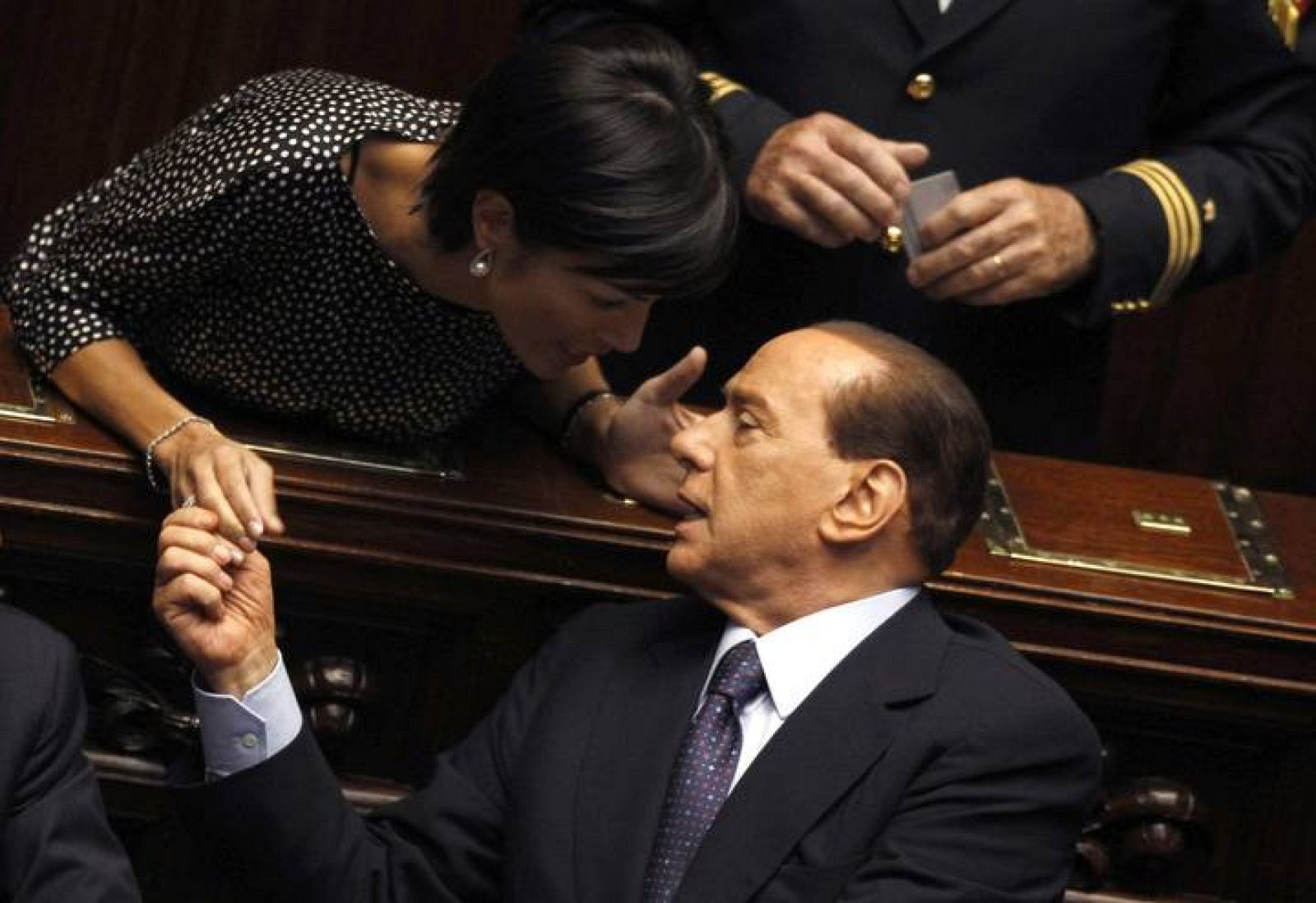El primer ministro italiano, Silvio Berlusconi, afronta una crisis de gobierno tras la expulsión del partido de su socio Gianfranco Fini.