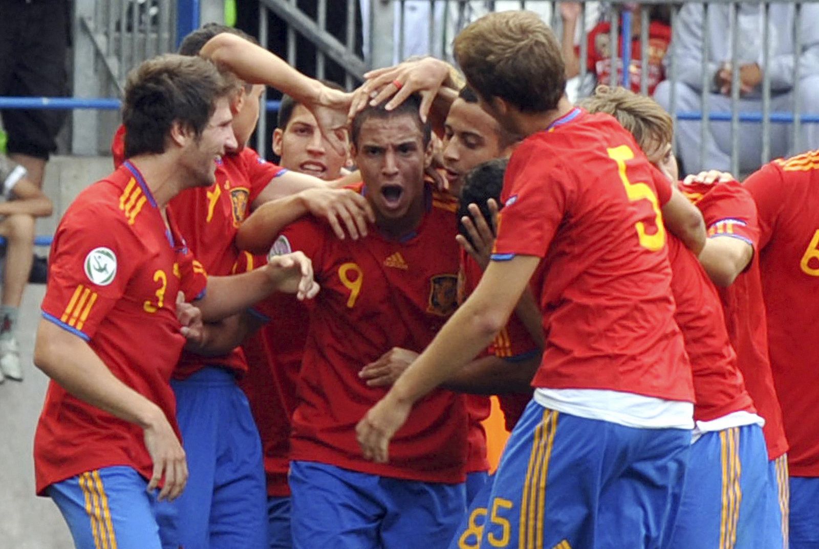 Los jugadores españoles de la sub-19, en la final del Europeo ante Francia.
