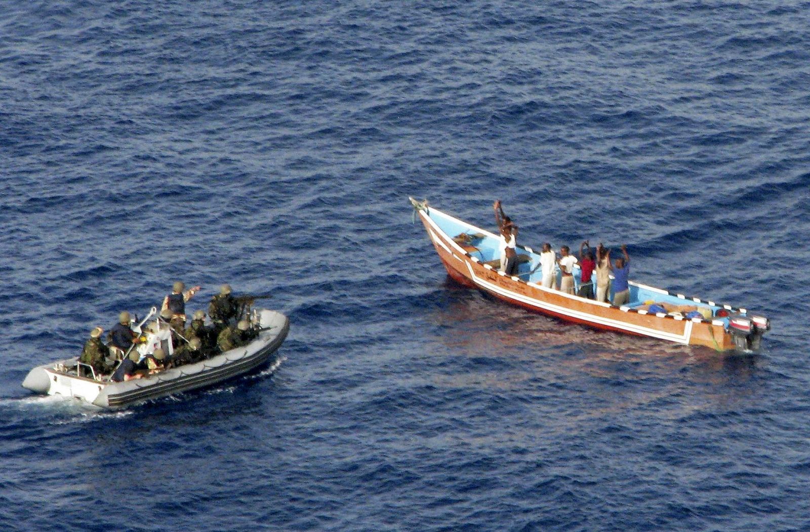 Soldados del buque de guerra español Victoria, de las fuerzas navales de la UE y su misión antipiratería Atalanta, consiguen alcanzar a la barca con los piratas, tras recibir la llamada de socorro de un carguero químico noruego.