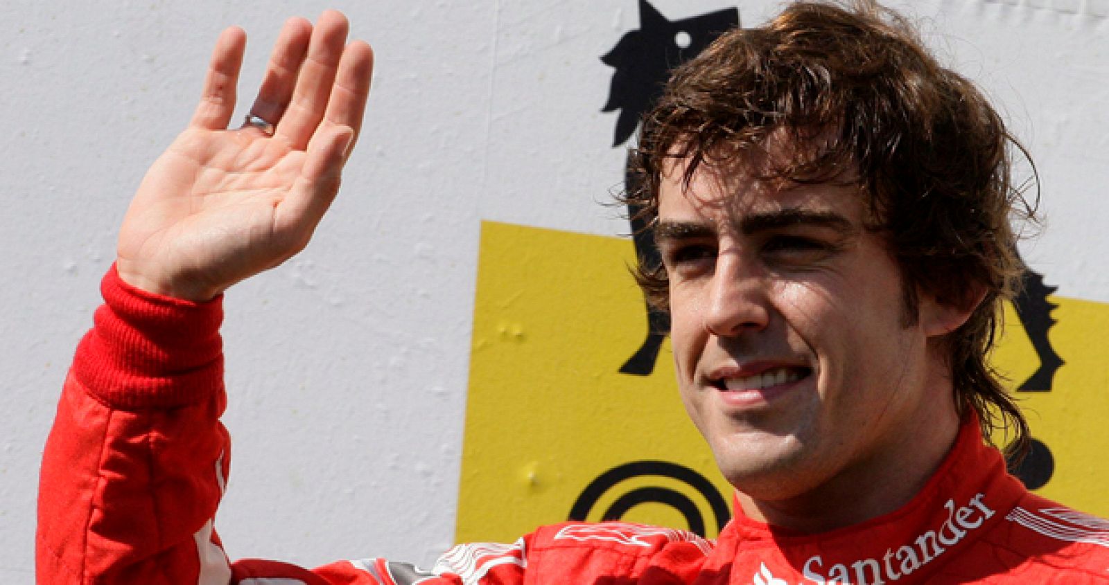 El piloto español de la escudería Ferrari celebra el triunfo en Monza.
