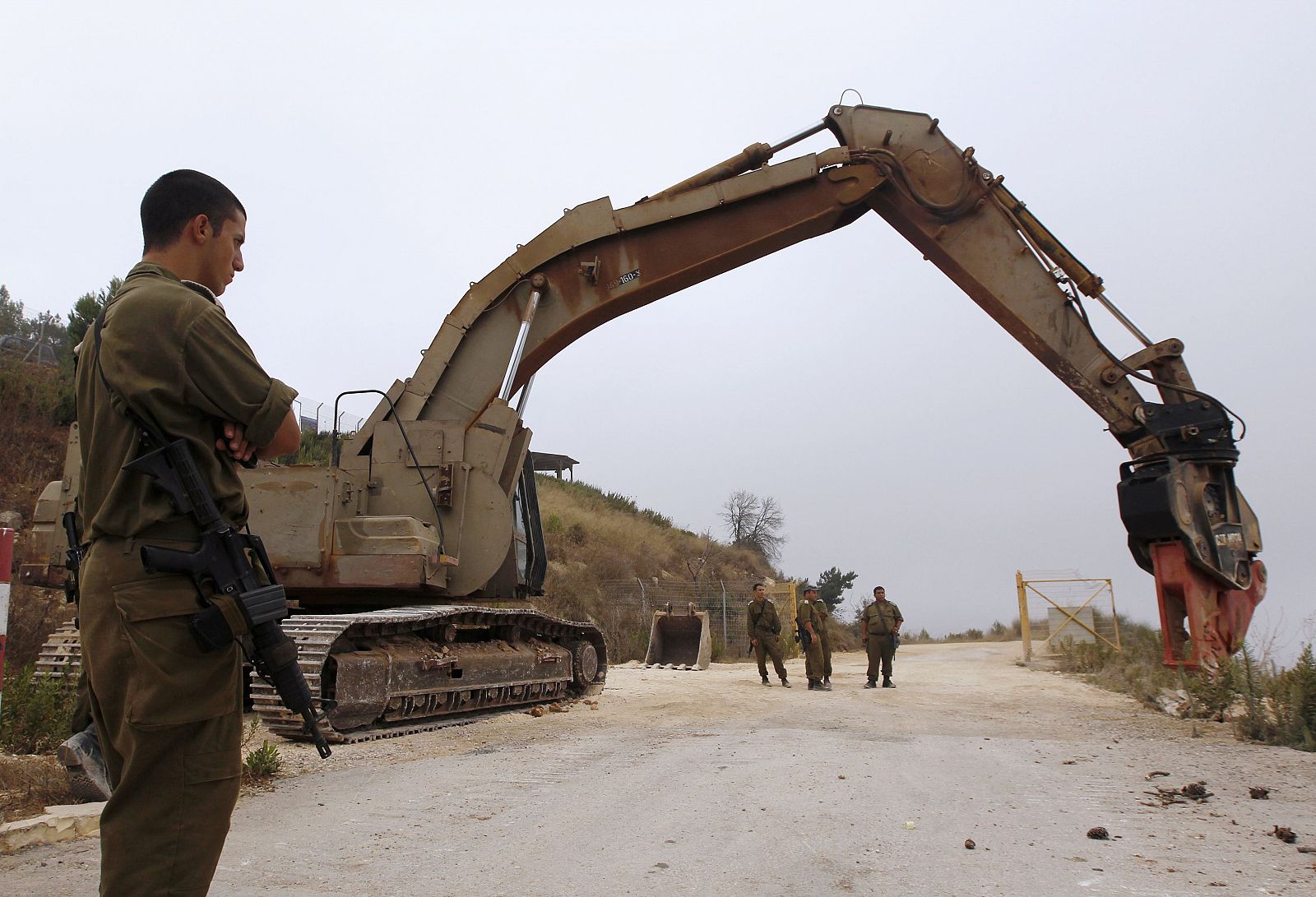 Soldados israelíes han vuelto a la frontera para talar los árboles que causaron el enfrentamiento con Líbano.