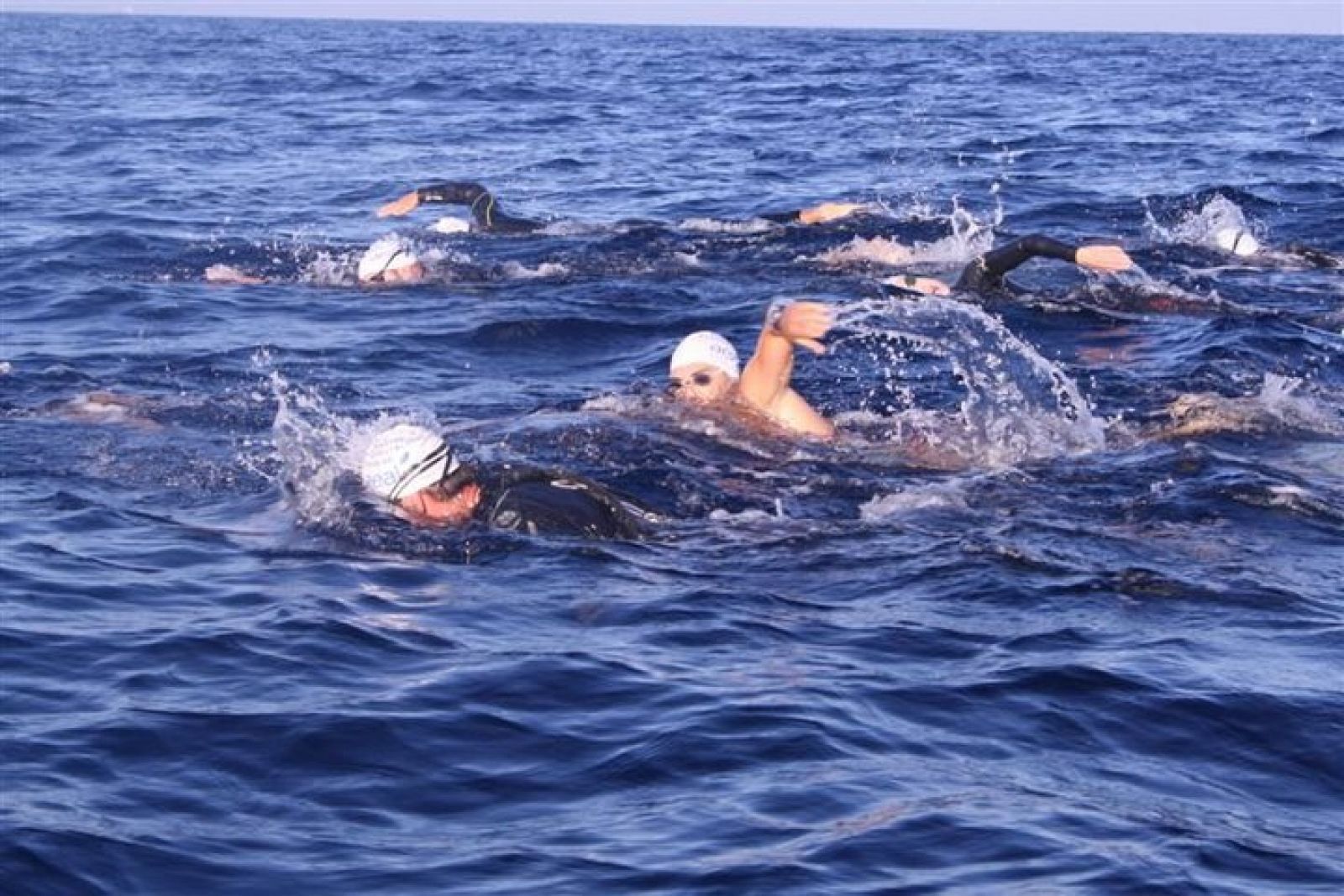 Los nadadores alicantinos, en pleno esfuerzo durante su travesía del Estrecho de Gibraltar.