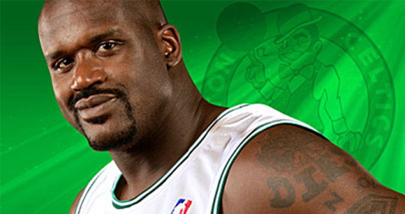 Shaquille O'Neal posa can la camiseta de su nuevo equipo, los Boston Celtics