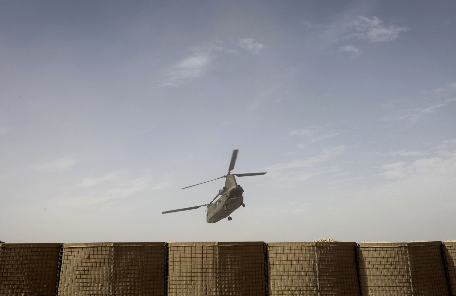 Un helicóptero de la ISAF aterriza en su base cerca de Kandahar (Afganistán)