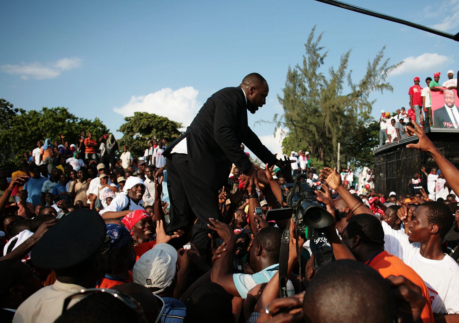 EL CANTANTE HAITIANO WYCLEF JEAN INSCRIBE SU CANDIDATURA PRESIDENCIAL