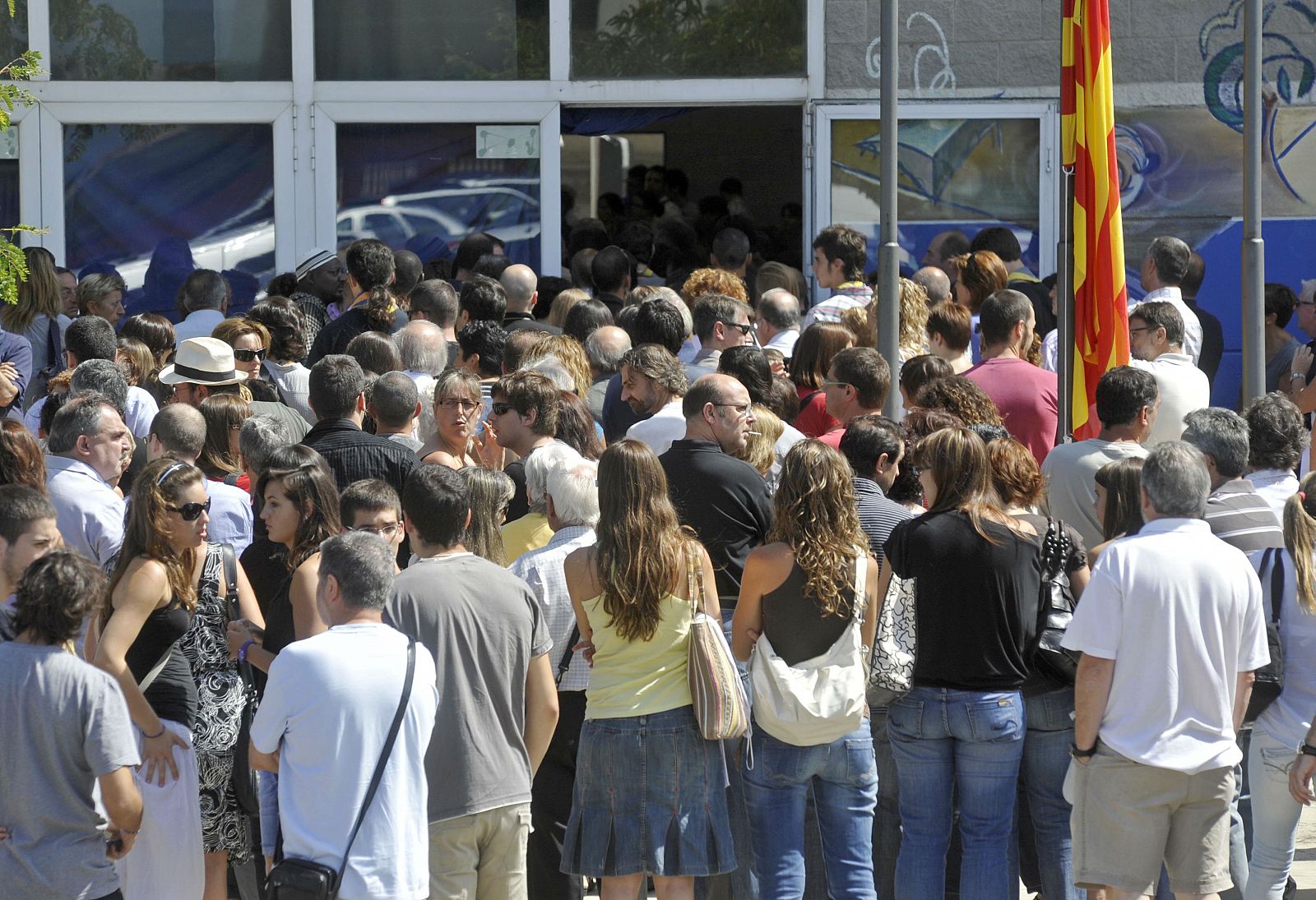 Númeroso público ha asistido al funeral celebrado en el pabellón polivalente de la localidad de Cassà de la Selva