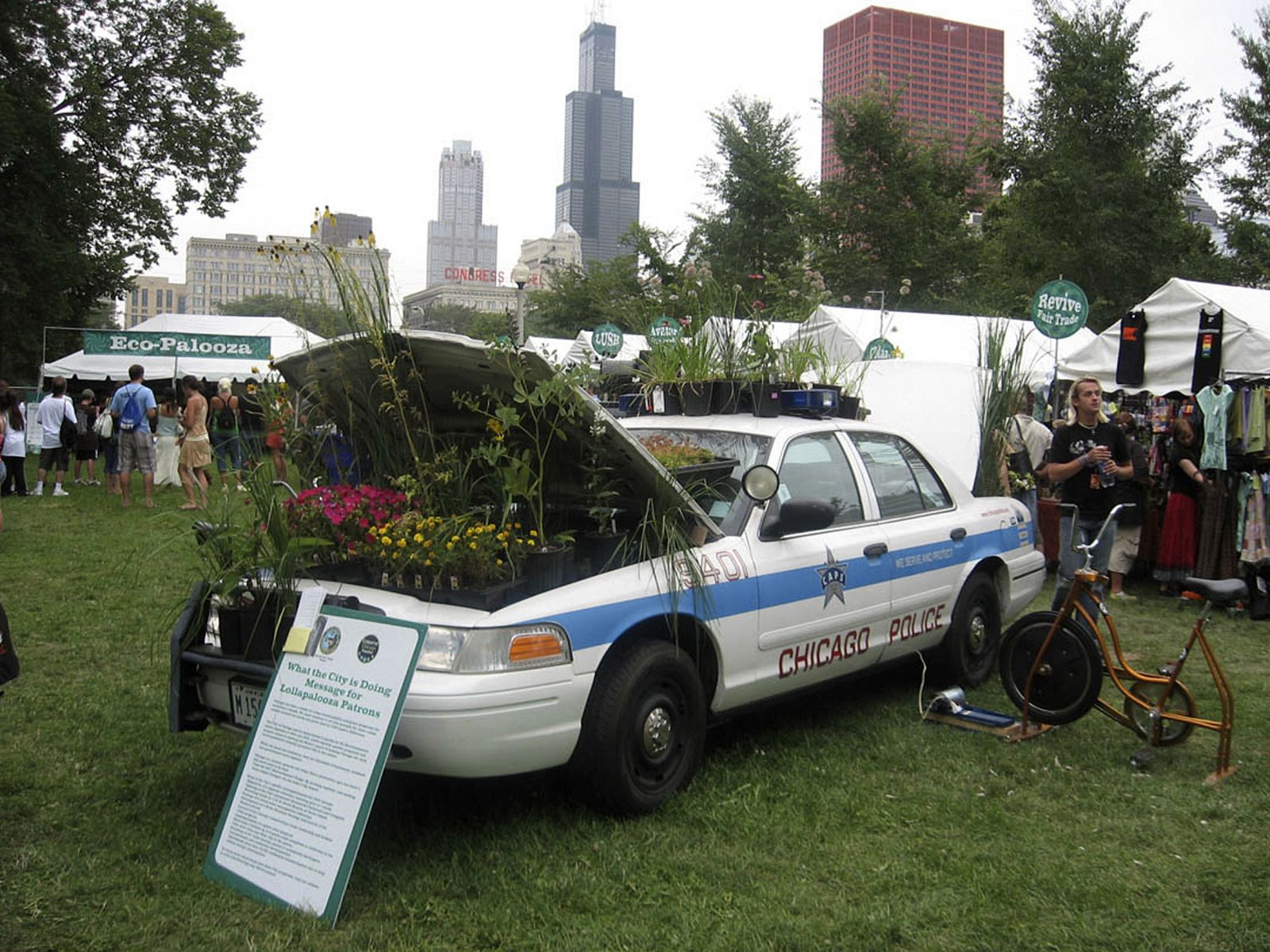 Un coche de policía 'tuneado' en la Green Street de Chicago, en un festival Lollapalooza