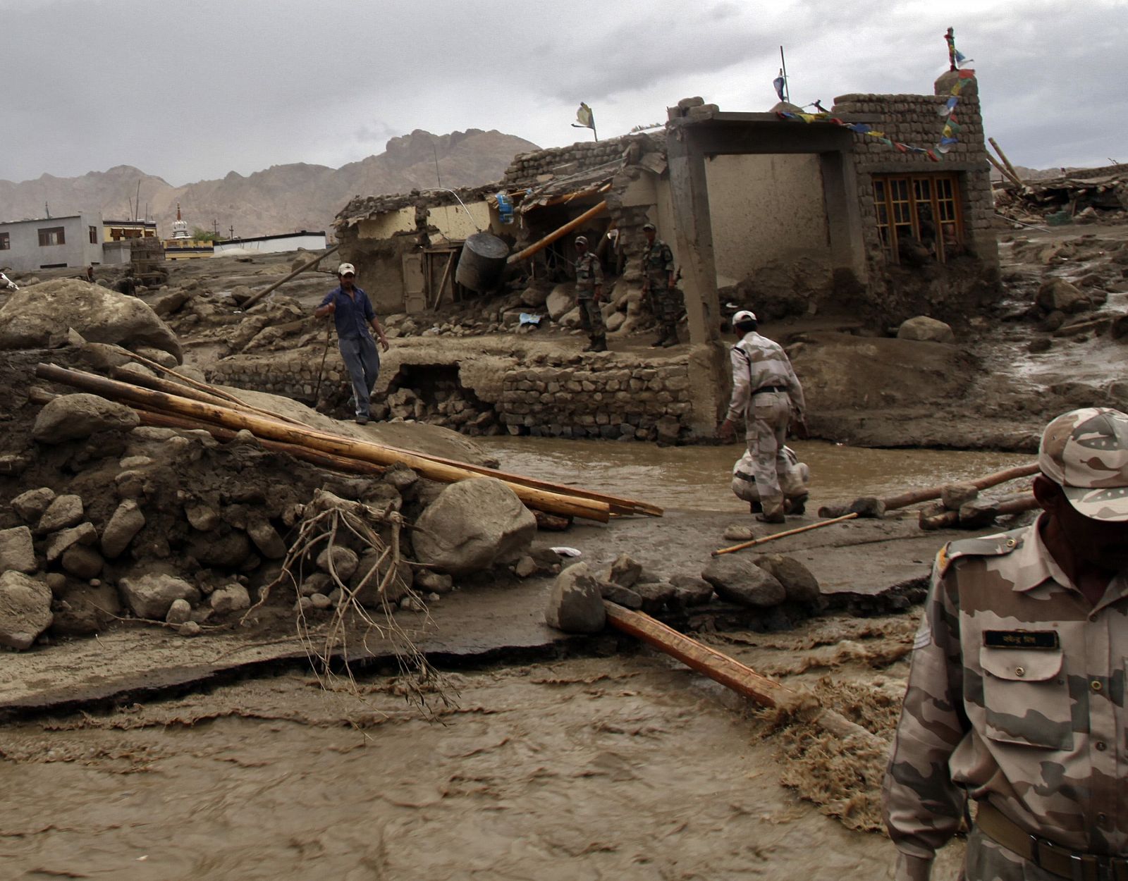 Soldados buscan supervivientes en la localidad de Leh (India)