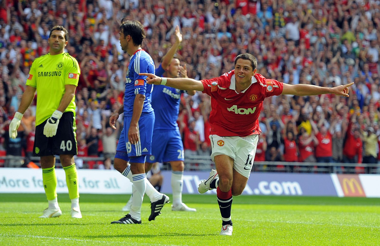 El jugador del Manchester United Javier Hernandez (celebra un gol ante el Chelsea.