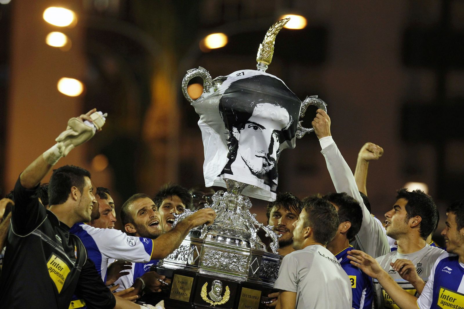 Los 'pericos' han levantado la copa con una foto de Jarque.