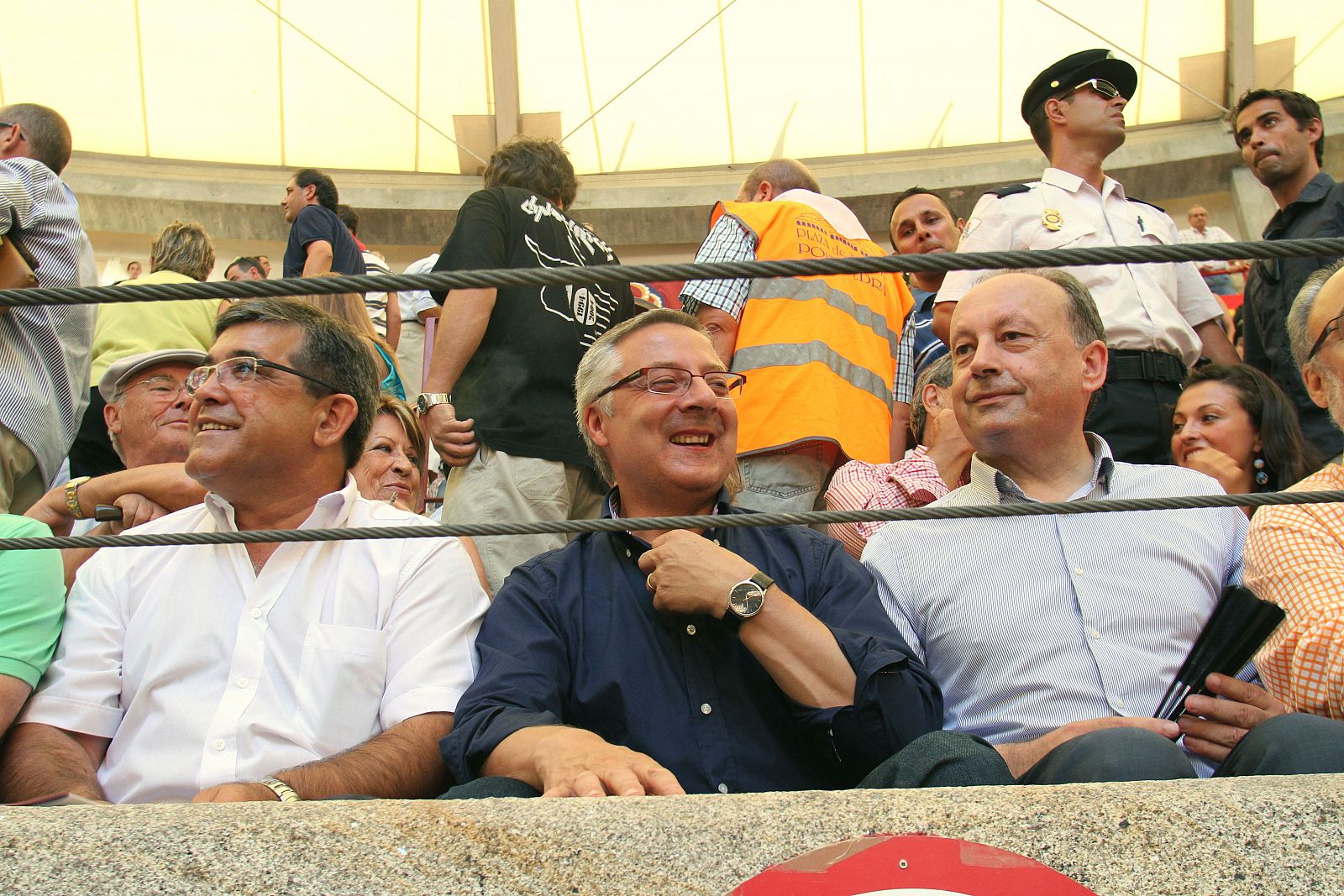 Blanco, acompañado por el delegado del Gobierno en Galicia, Antón Louro (dcha.), y por el secretario del PSOE en Pontevedra, Modesto Pose, en la barrera de la plaza de Pontevedra.