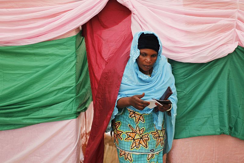 Una mujer sale de votar en la capital ruandesa de Kigali