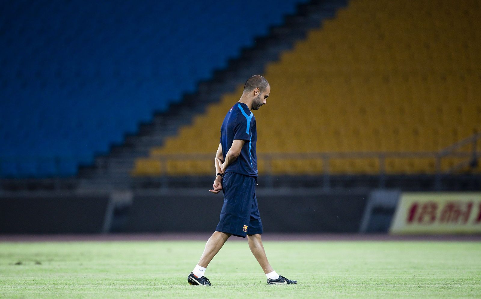 Guardiola camina por el campo durante el entrenamiento que ha realizado el equipo en el estadio de los Trabajadores de Pekín.