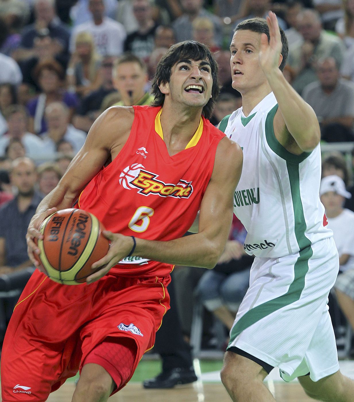 El base de la selección española Ricky Rubio elude la defensa del base de Eslovenia Jaka Lakovic.