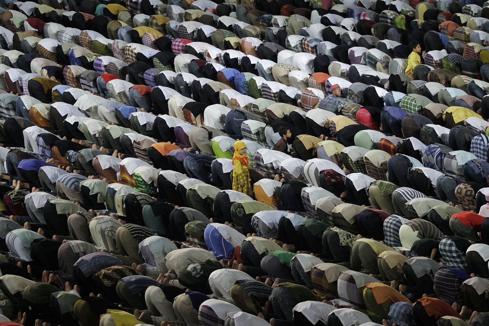 Musulmanes realizando las oraciones del comienzo del Ramadan en una mezquita en Surabaya, Java