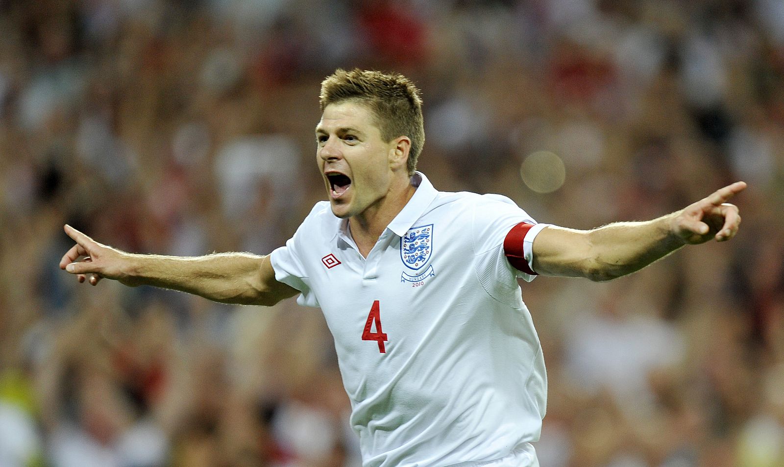 El jugador británico Steven Gerrard celebra tras anotar ante su similar de Hungría.