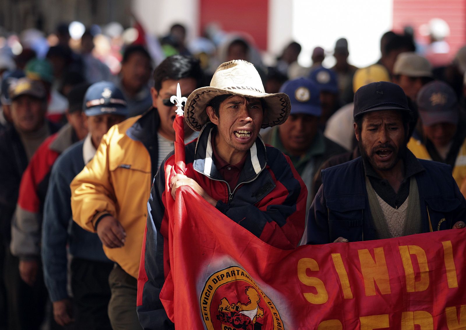 Trabajadores participan en una protesta en el departamento boliviano de Potosí