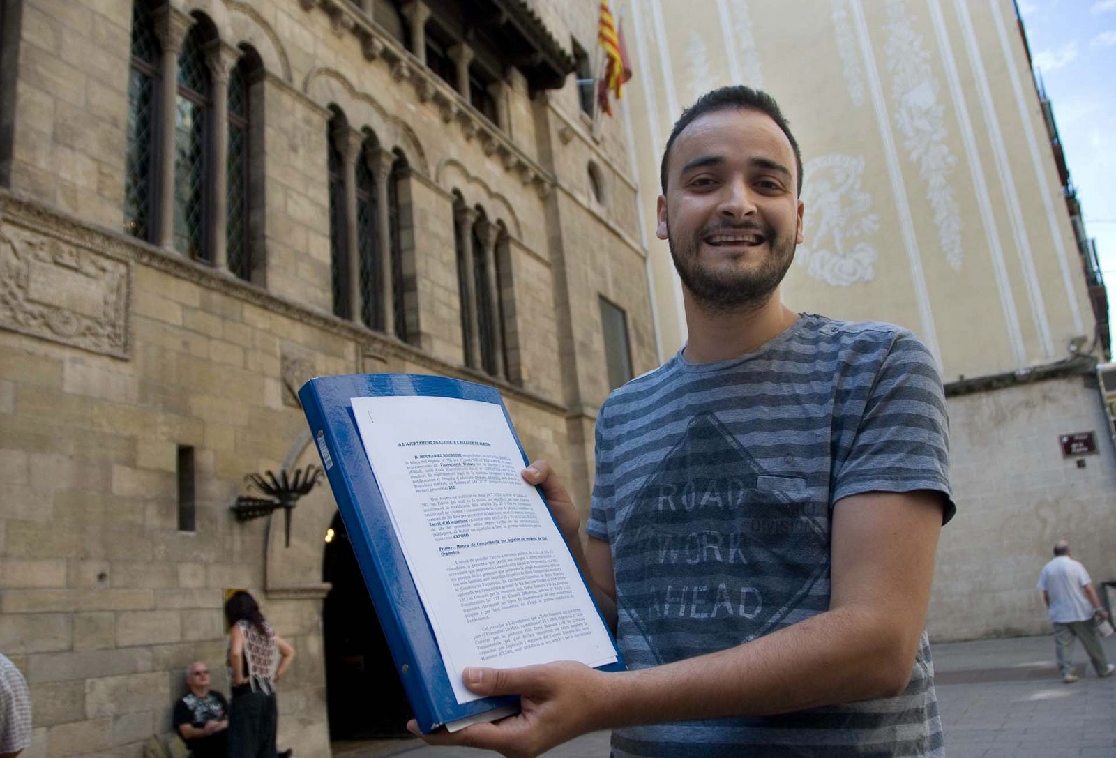 Mourad El Boudouhi, representante de la asociación islámica Watani, posa con las alegaciones presentadas contra la prohibición del burka en Lleida.