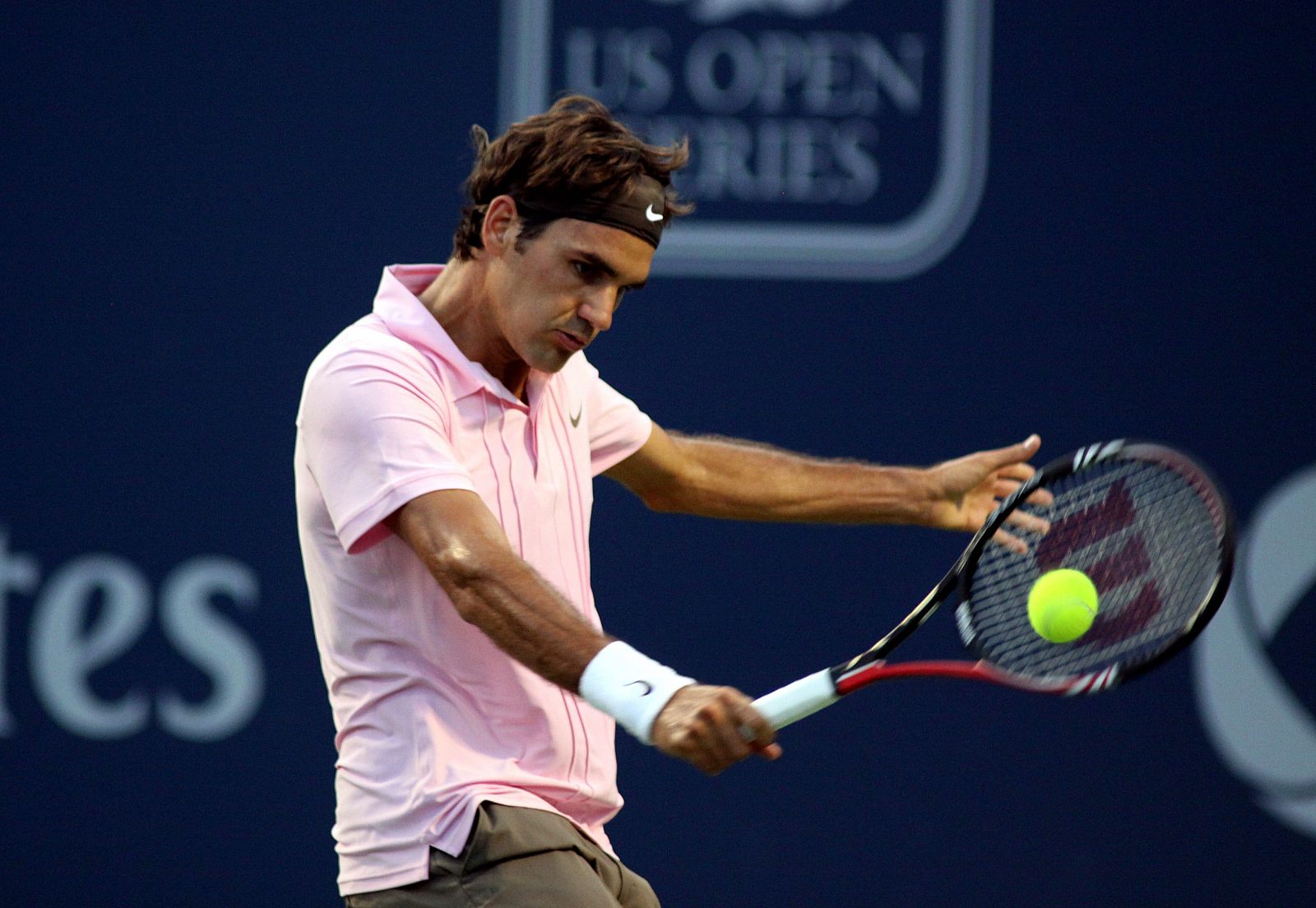 El tenista suizo Roger Federer devuelve la bola a su rival argentino Juan Ignacio Chela.