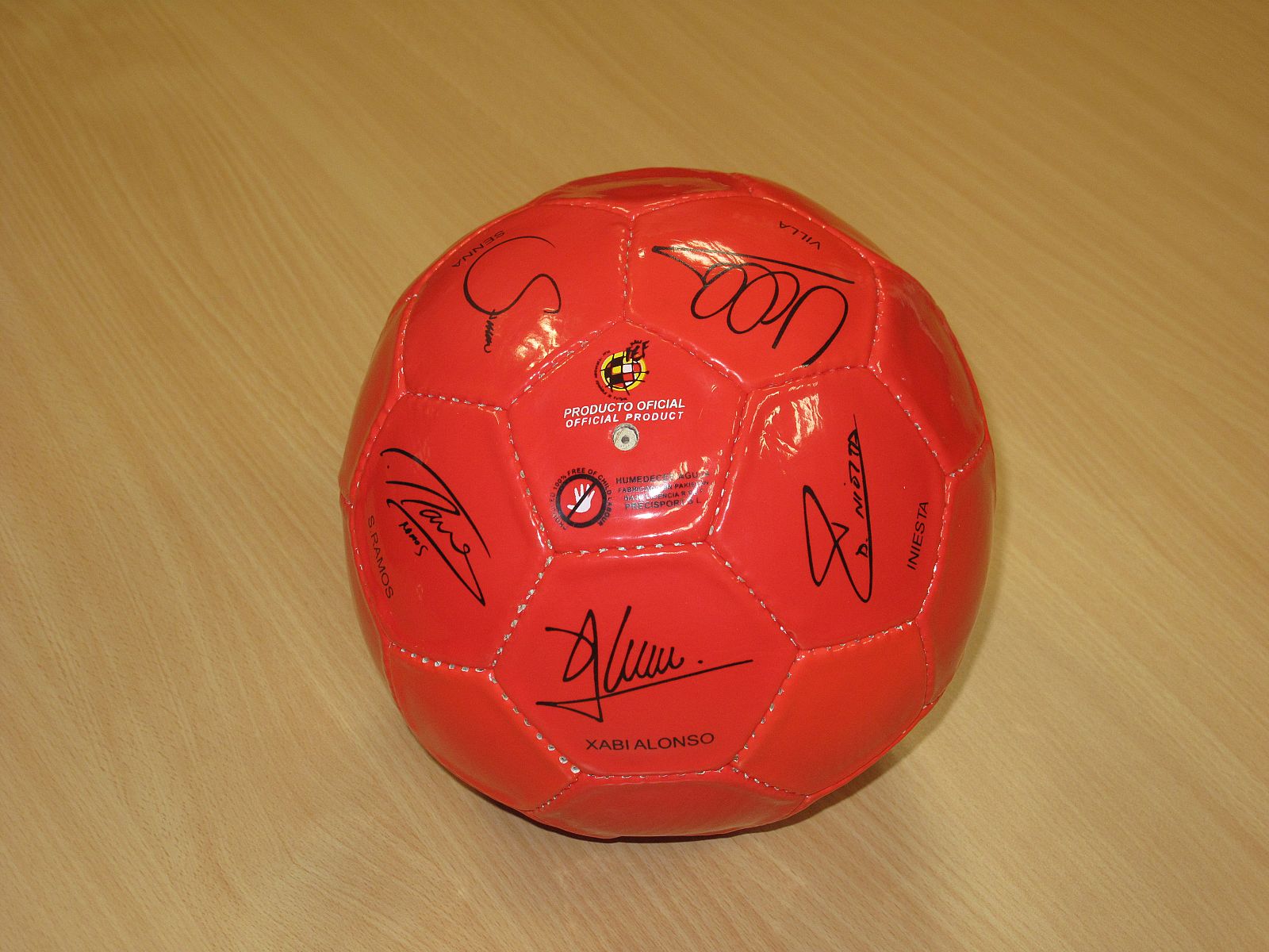 Balón firmado por los jugadores de la Selección Española. Acierta quién será el máximo goleador de la Champions y podrás ganar uno como éste.