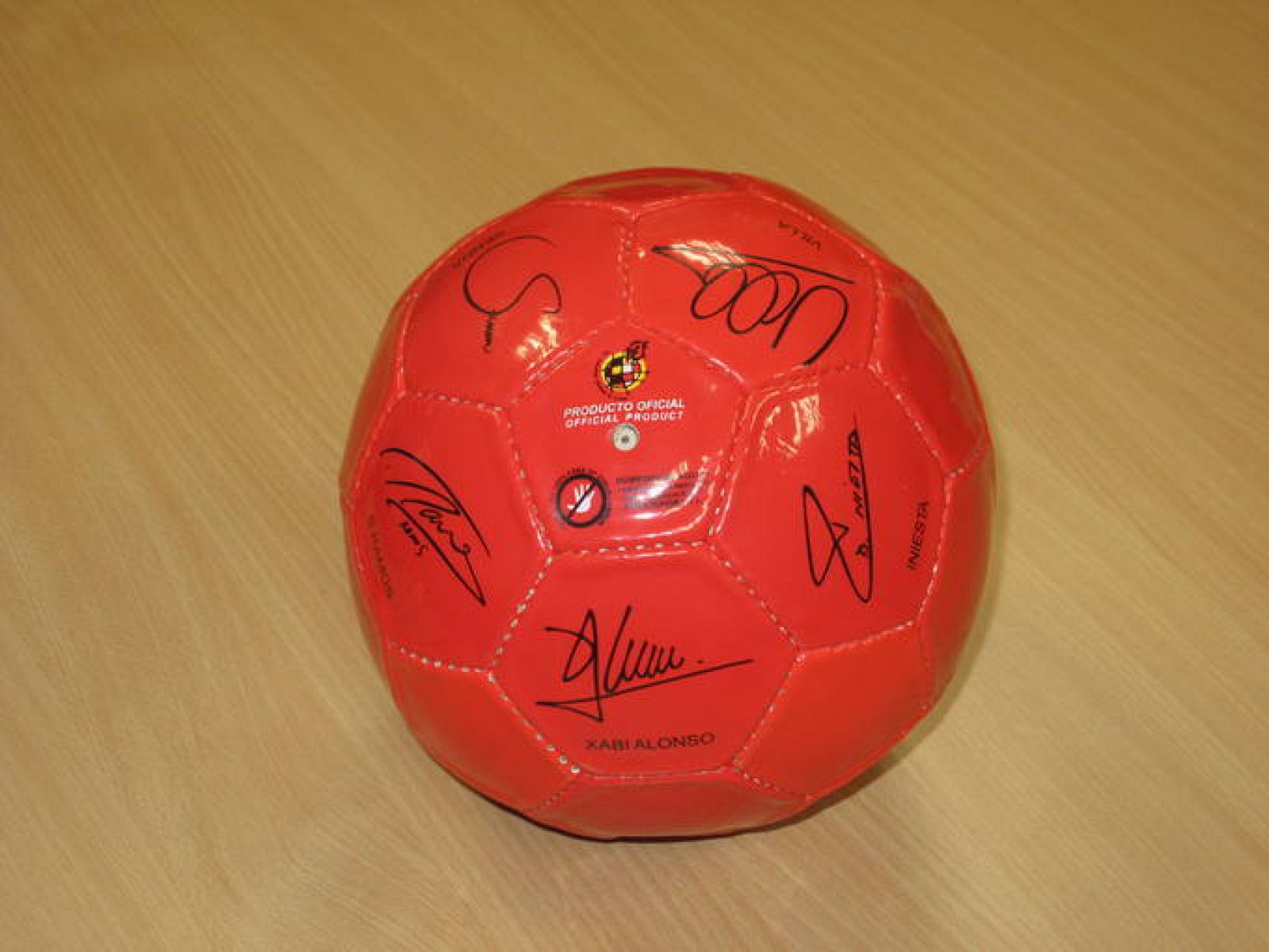 Balón firmado por los jugadores de la Selección Española. Acierta quién será el máximo goleador de la Champions y podrás ganar uno como éste.