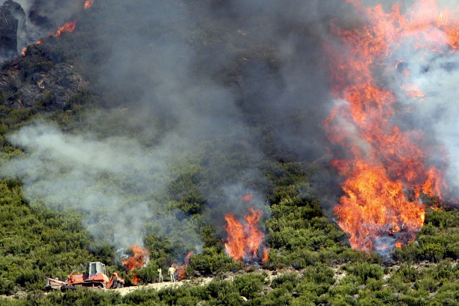 Imagen del incendio en las inmediaciones del municipio de Arnadelo (León).