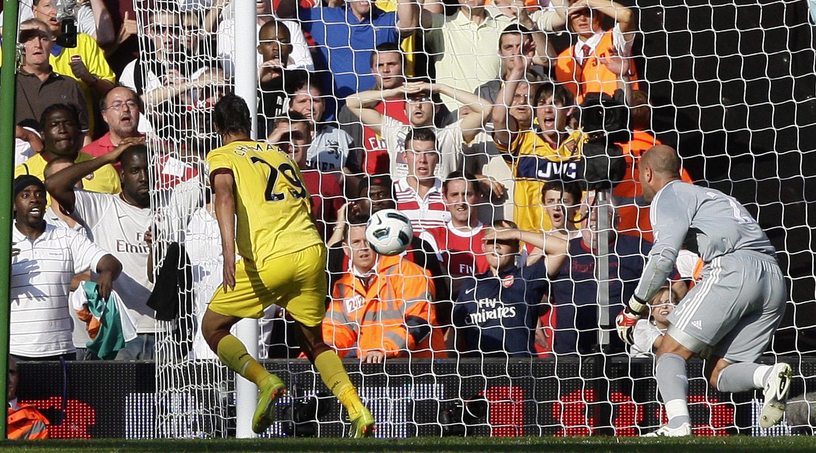 Un error del portero español del Liverpool Pepe Reina (d) permite que el remate del jugador marroquí del Arsenal Marouane Chamakh ponga el marcador en empate 1-1.