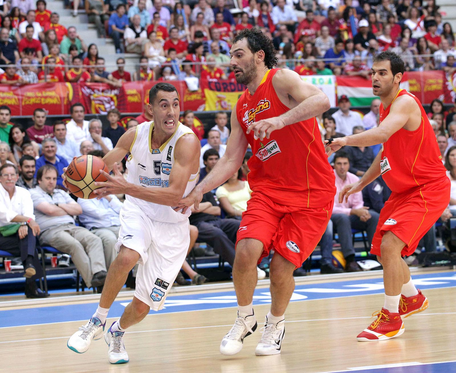 Pablo Prigioni (I), avanza junto al jugador de la selección española, Jorge Garbajosa.