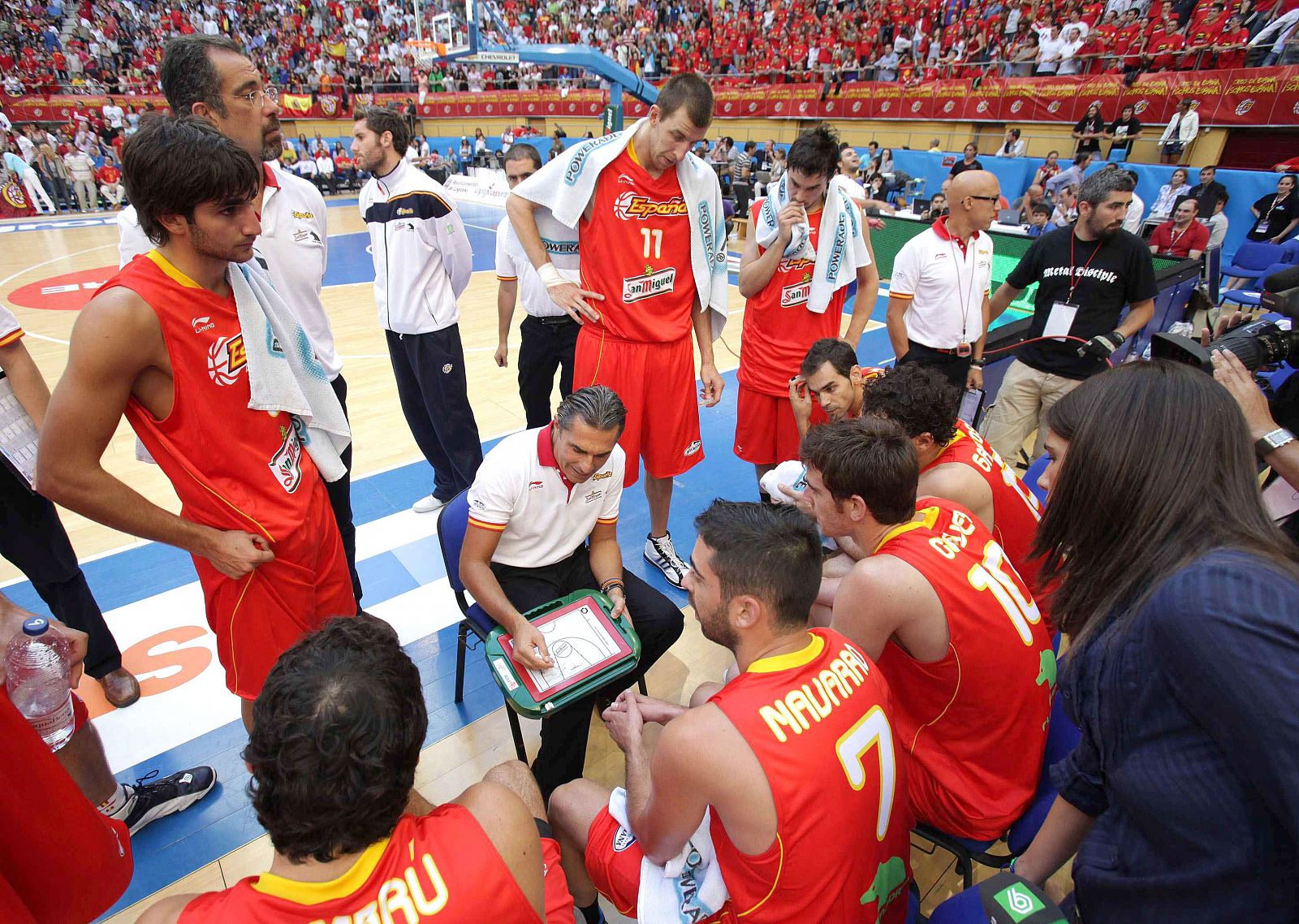 El Técnico español Sergio Scariolo dando instruciones a los jugadores.