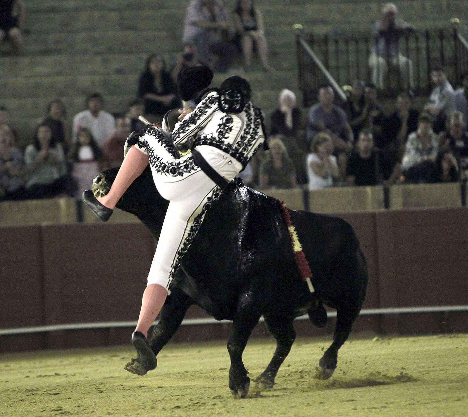 El muslo del banderillero quedó literalmente colgado del pitón.