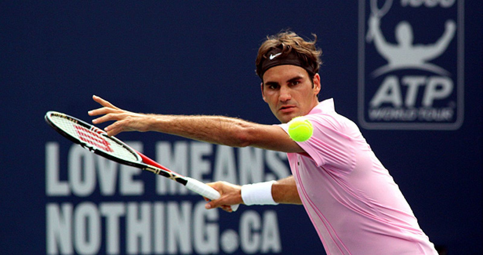 El tenista suizo Roger Federer devuelve una bola al británico Andy Murray durante la final de la Copa Rogers de Toronto.