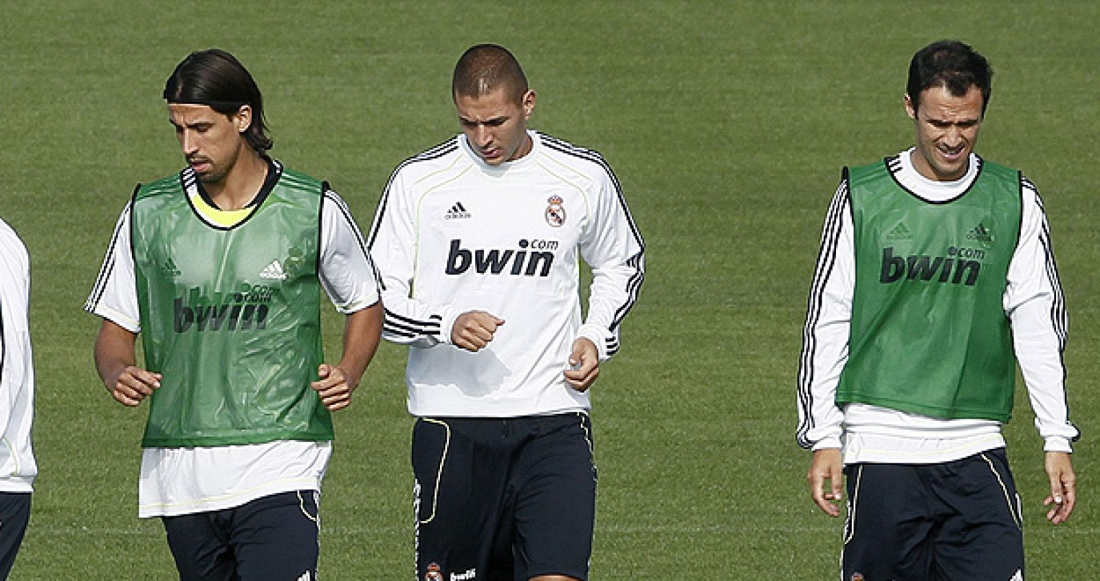 Los jugadores del Real Madrid, el alemán Sami Khedira, el francés Karim Benzema, y el portugués Carvalho, durante el entrenamiento que la plantilla blanca realizó este lunes en la Ciudad Deportiva de Valdebebas para preparar el encuentro amistoso q