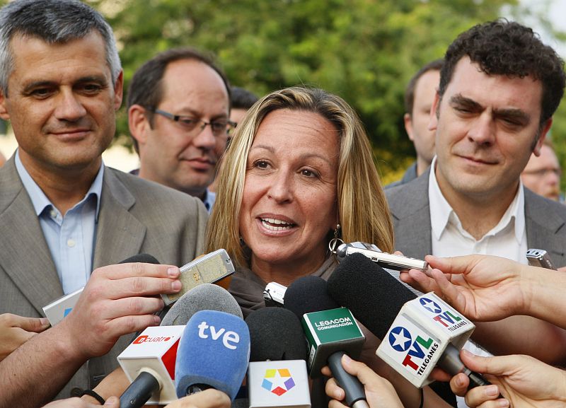 La ministra de Sanidad, Trinidad Jiménez, aspirante a la candidatura del PSOE a la Presidencia de la Comunidad de Madrid, hace unas declaraciones durante su visita a las fiestas de la localidad madrileña de Leganés