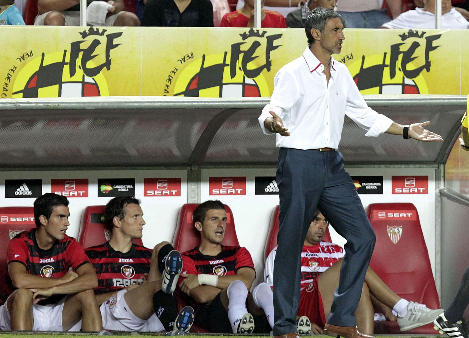 El entrenador del Sevilla CF, Antonio Álvarez, durante el partido, correspondiente a la ida de la Supercopa de España
