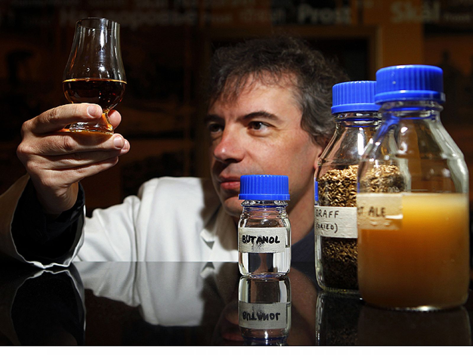 El escocés Matin Tangney, el director del centro de investigaciones sobre biocombustibles, sostiene una copa de whisky.scocés, sostiene una copa de whisky.
