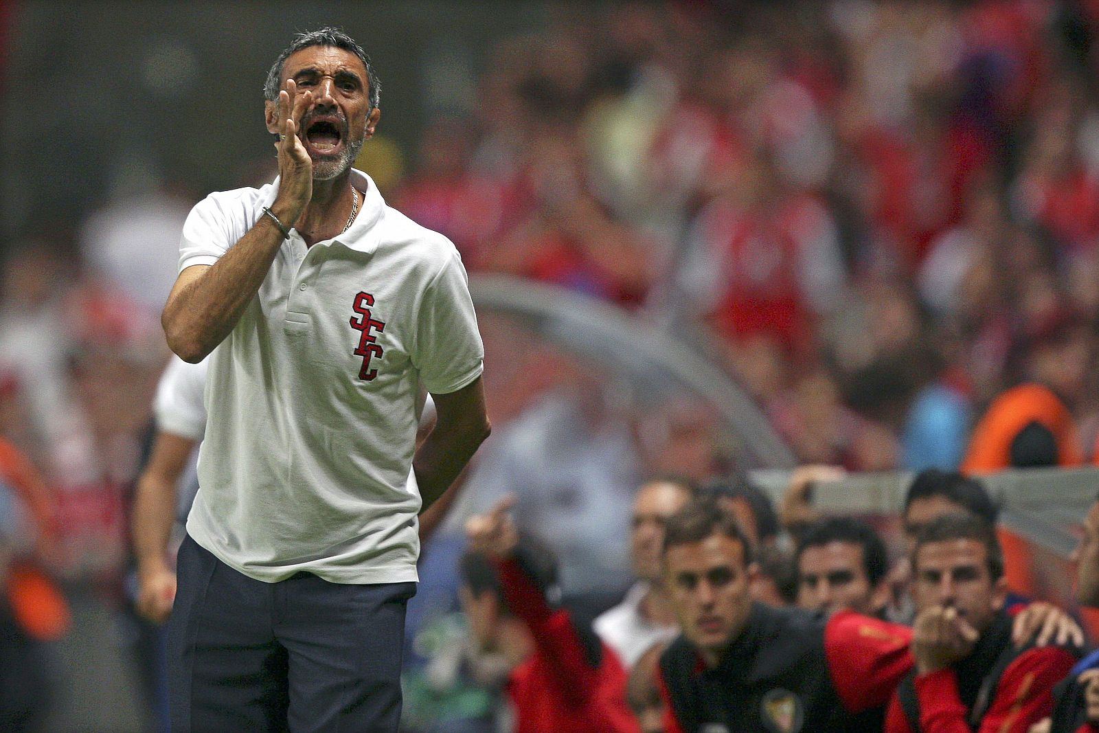 El entrenador del Sevilla FC Antonio Álvarez grita a sus jugadores.