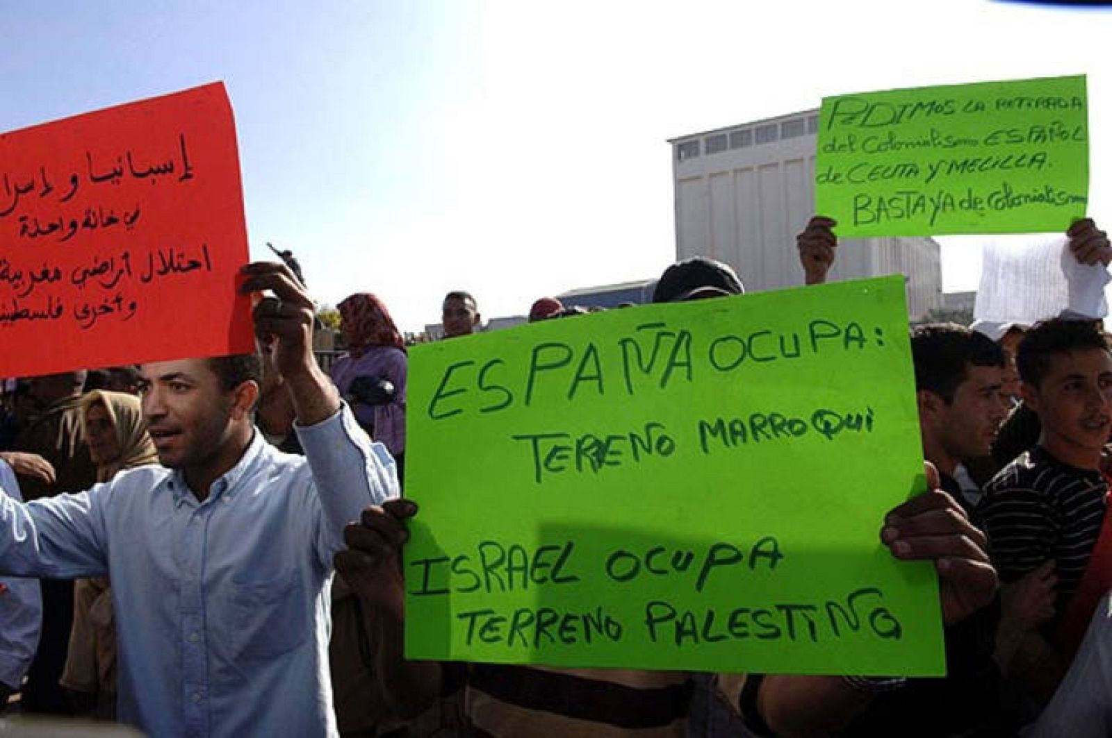 Varios marroquíes protestan en la frontera con carteles que comparan la situación de Ceuta y Melilla con la ocupación palestina