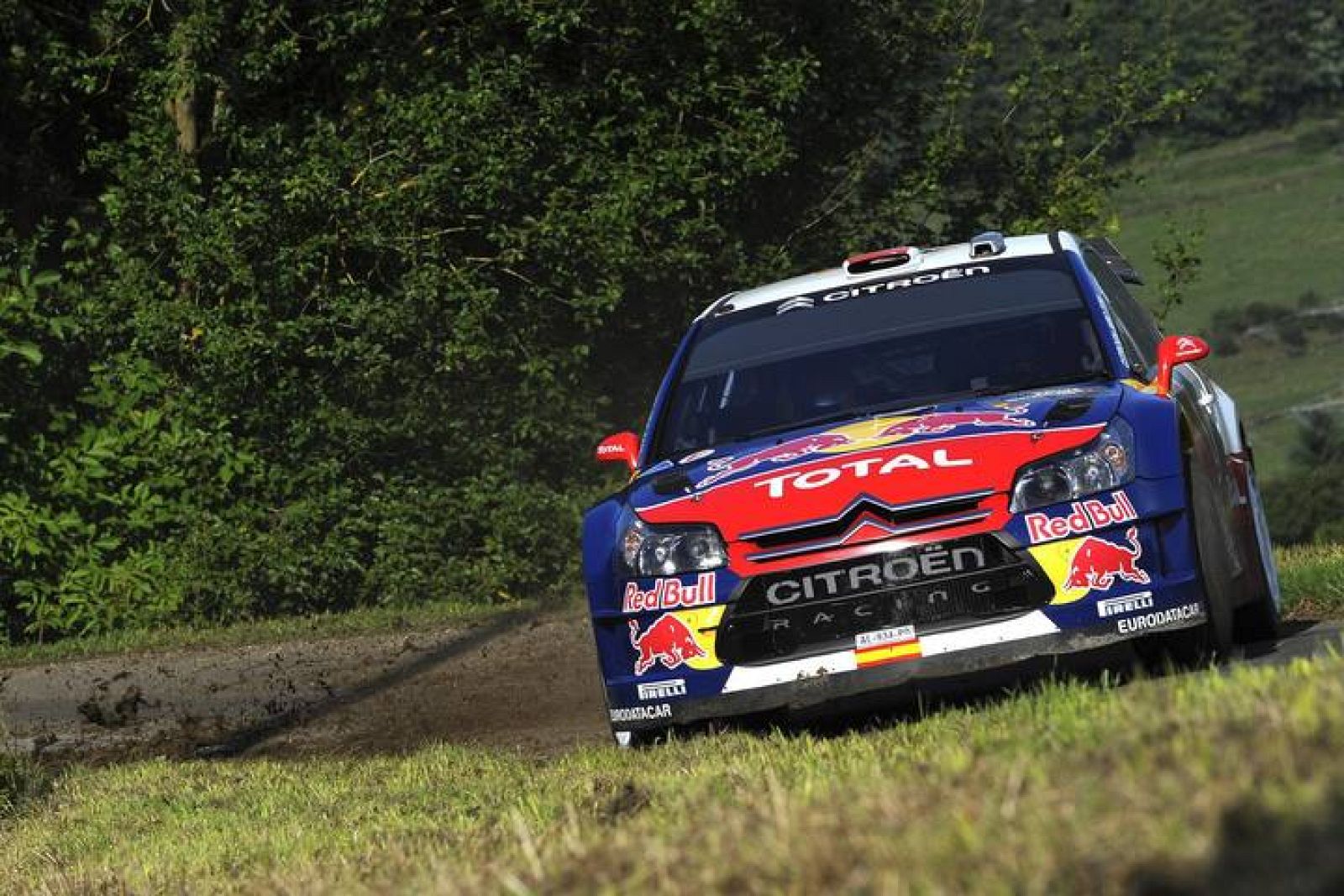 El español Daniel Sordo conduce su Citroen C4 WRC durante el 'shakedown'