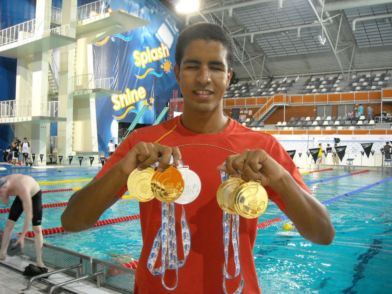 El nadador español Enhamed Enhamed posa con las seis medallas conseguidas.