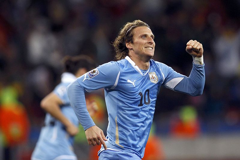 El uruguayo Diego Forlan celebra uno de sus goles durante el pasado Mundial.