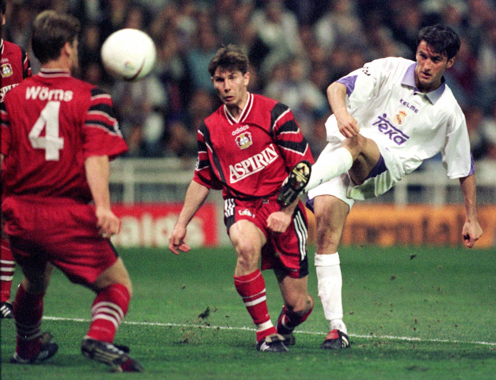 Panucci, en un partido del Madrid ante el Bayern Leverkusen en la Champions de 1998.